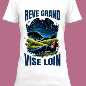 Un t-shirt blanc imprimé avec Une femme avec un paysage étoilé by netteeshirt.com