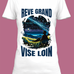 Un t-shirt blanc imprimé avec Une femme avec un paysage étoilé by netteeshirt.com